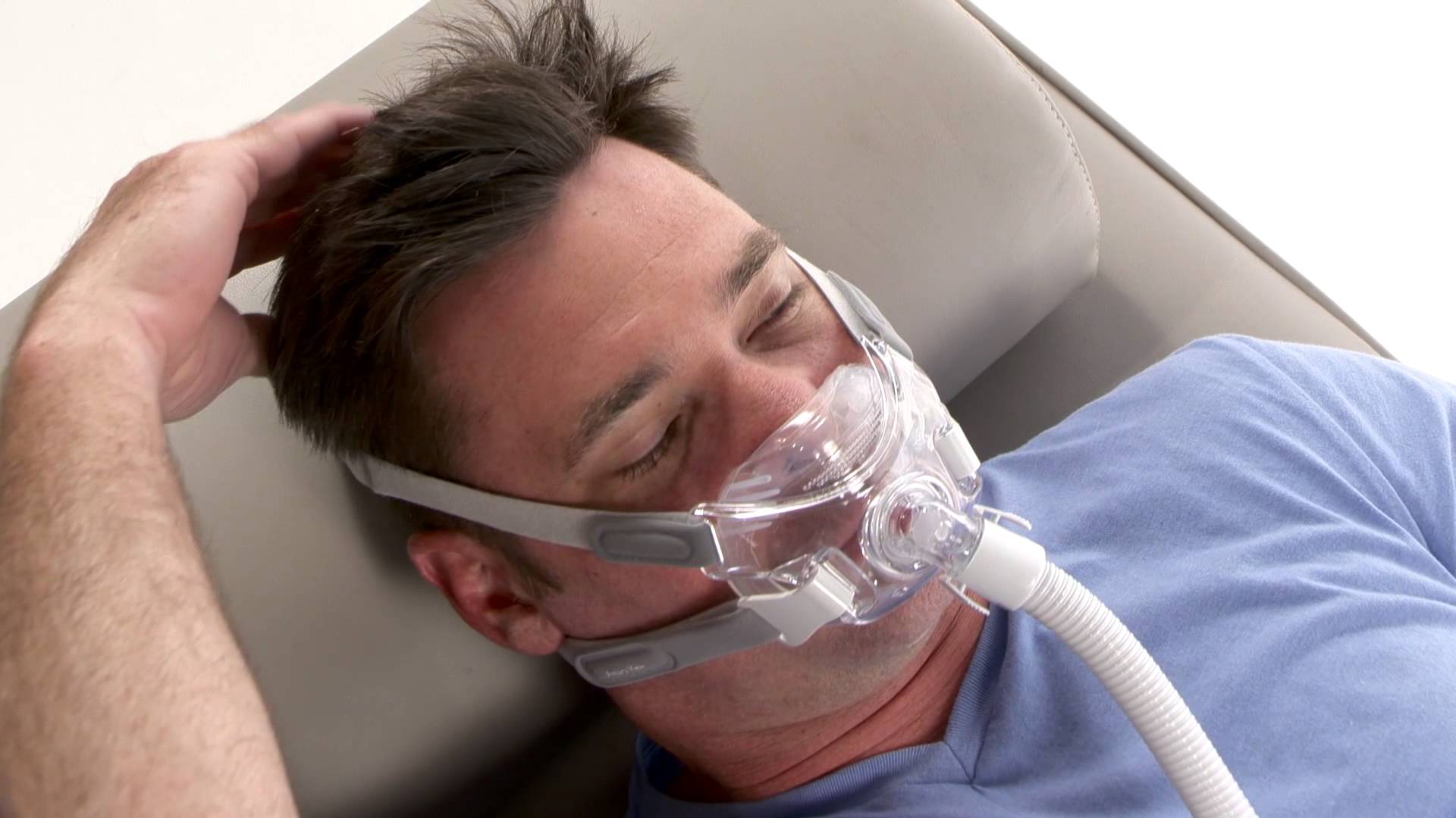 A man laying down wearing the Philips Amara View full face Mask